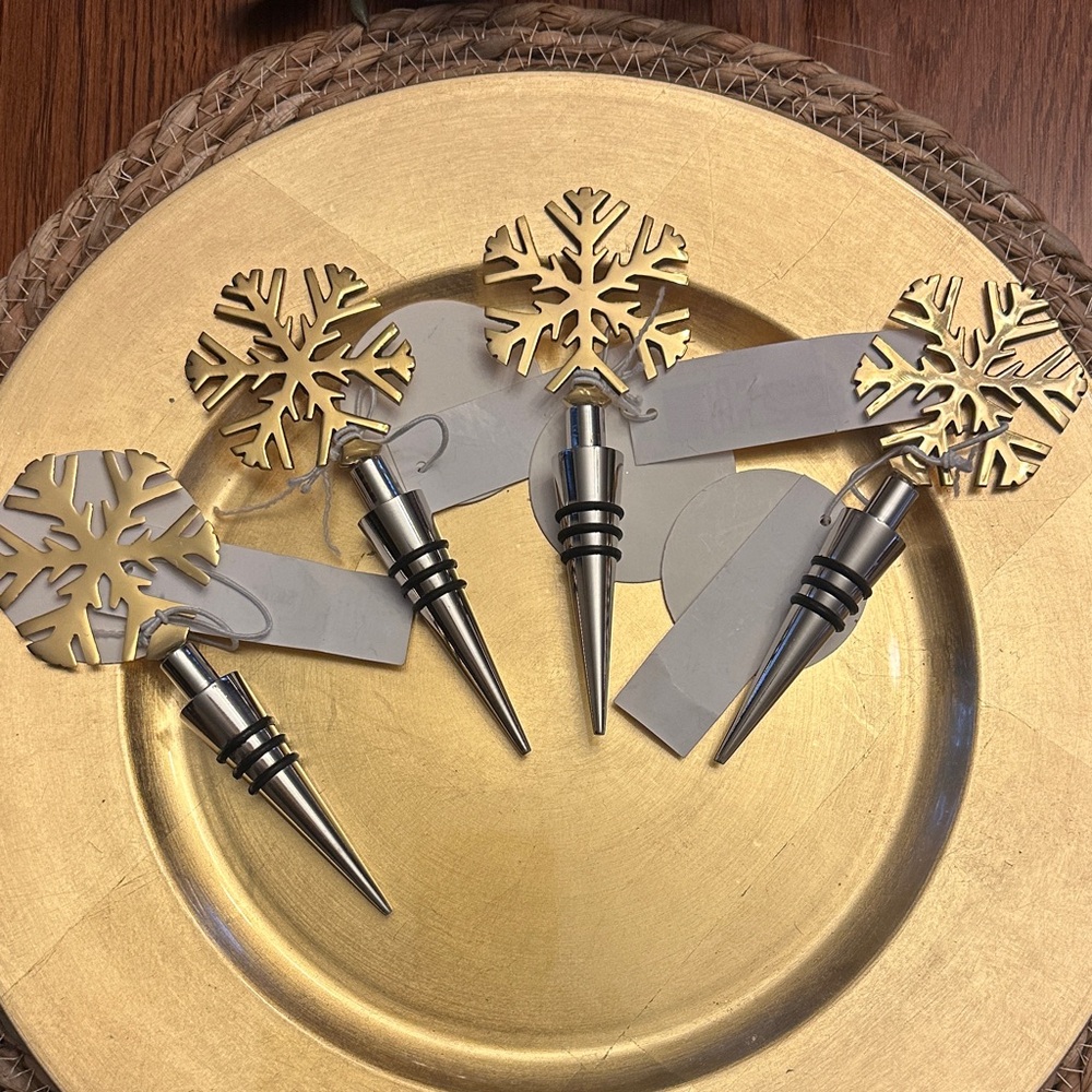Belk Gold and Silver Snowflake Wine Stoppers
Set of 4
New with tags